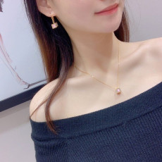 셀린느 트라이엄프 큐브 목걸이